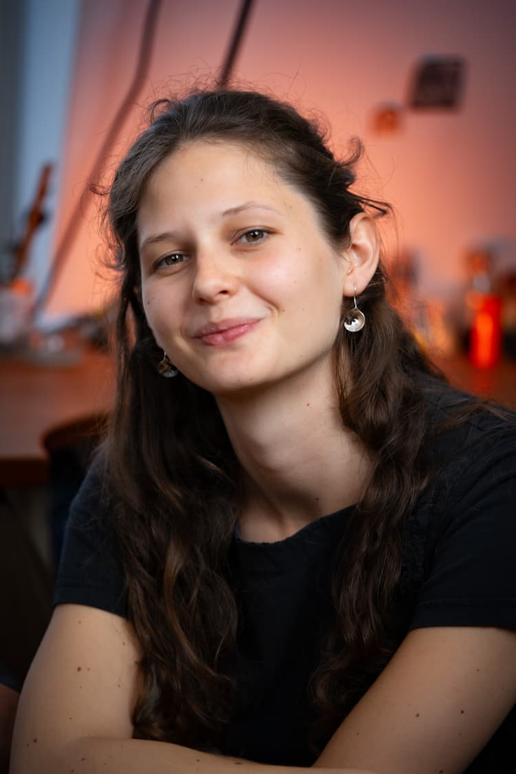 Margot, artiste bijoutière, dans son atelier