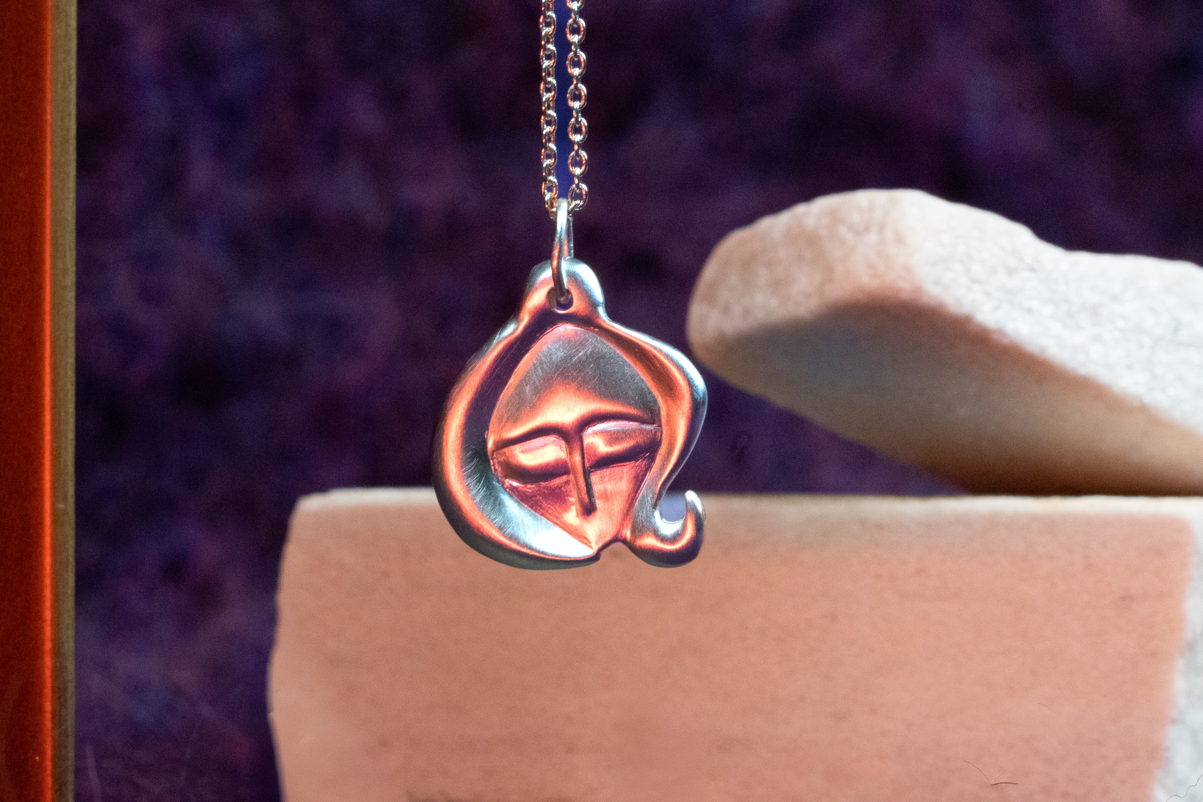 Pendentif Le Souffle de la Nuit porté