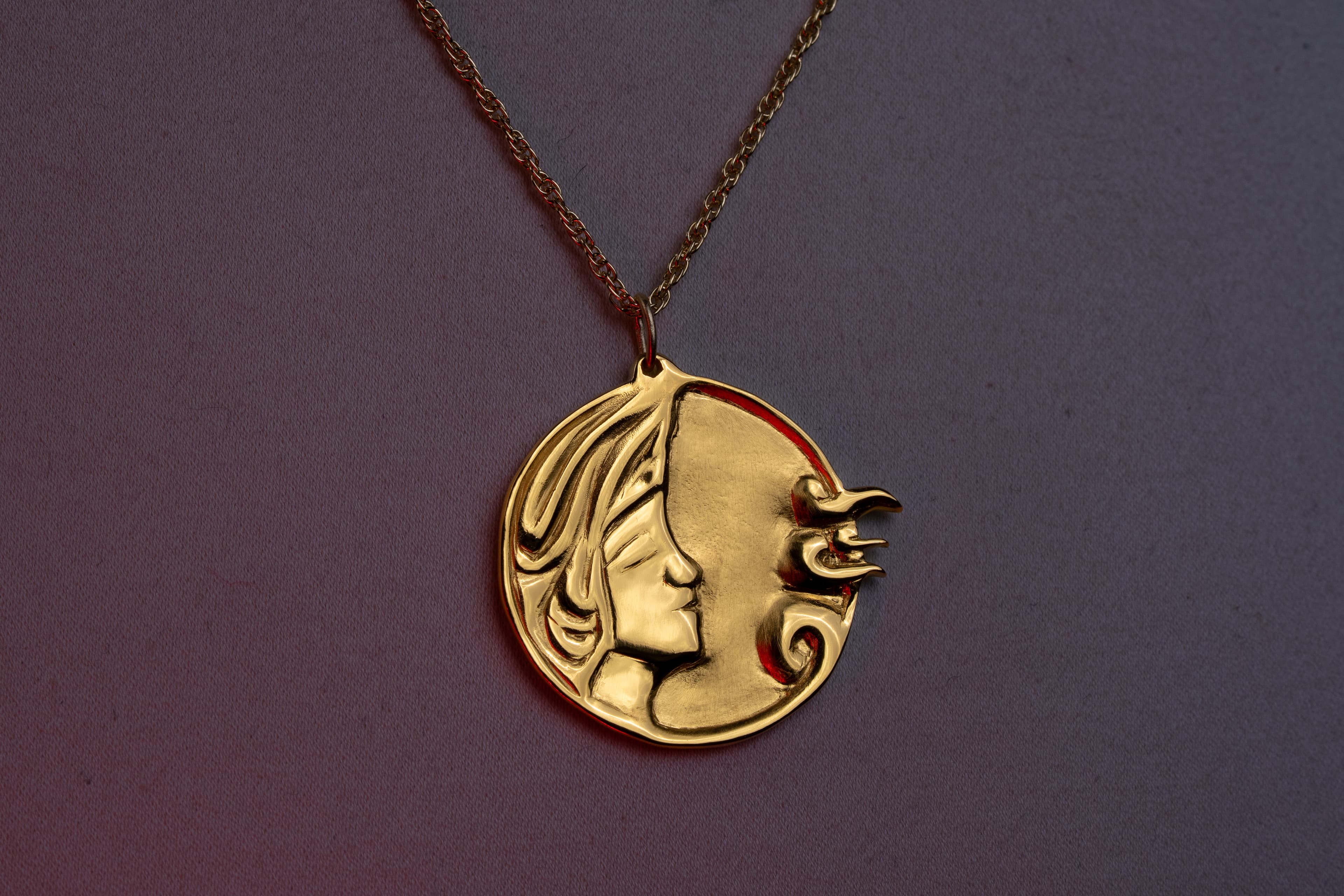Pendentif Le Souffle de la Nuit porté